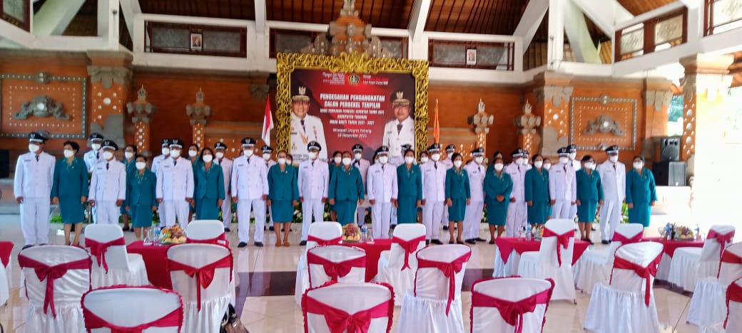UPACARA PENGAMBILAN SUMPAH DAN PELANTIKAN PERBEKEL TERPILIH PILKEL SERENTAK TAHUN 2021