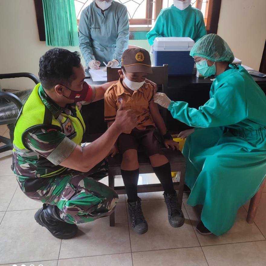 PUSKESMAS SELEMADEG BARAT MELAKSANAKAN VAKSINASI BOOSTER DI DESA SRLABIH