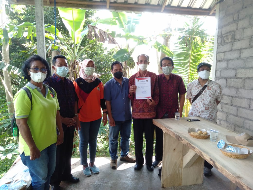 PENYERAHAN SERTIFIKAT KENAIKAN KELAS DARI MADYA KE UTAMA KELOMPOK MADU SARI SELABIH