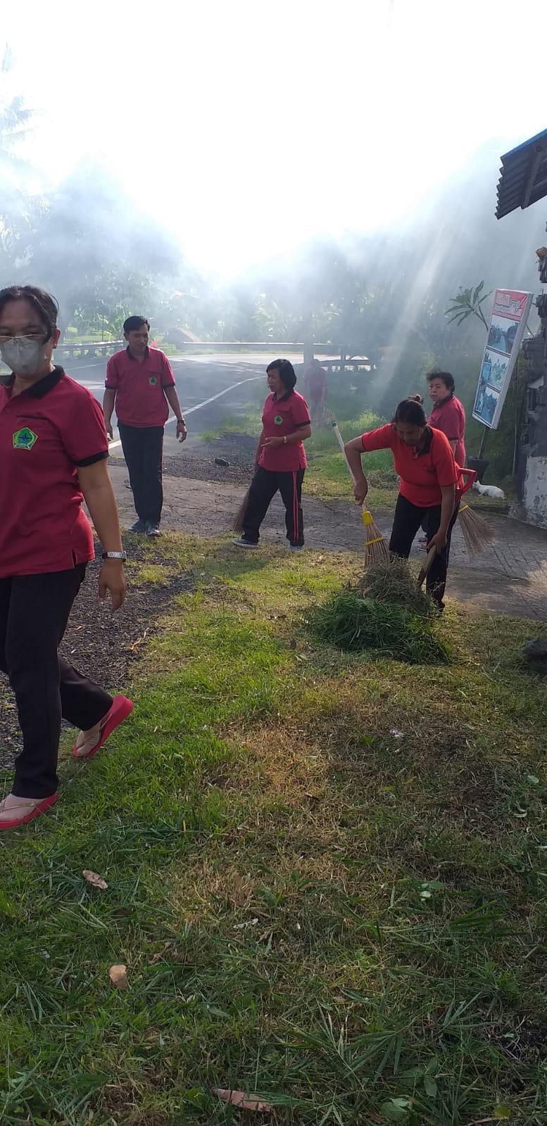 BERSIH BERSIH DILINGKUNGAN TPS3R LUHU LUIH SELABIH