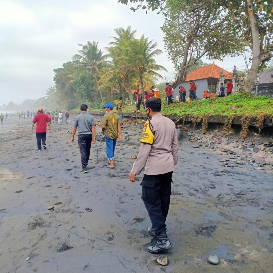BERSIH BERSIH SAMPAH PLASTIK DI PANTAI SELABIH