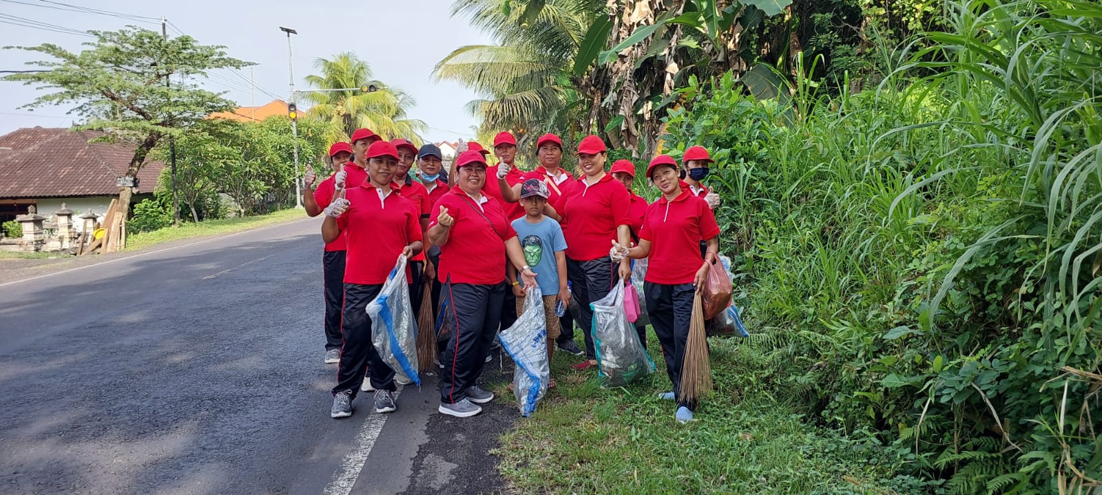 BERSIH-BERSIH LINGKUNGAN DESA SELABIH