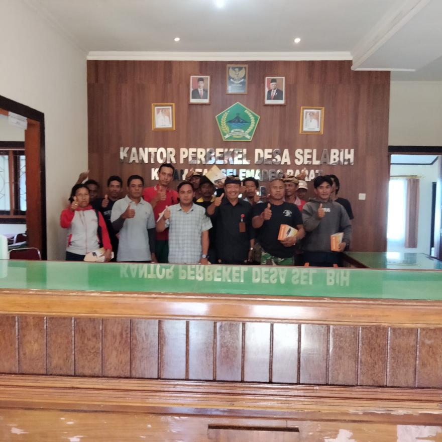 PENYERAHAN ALKOM (HT) KEPADA LINMAS DESA SELABIH
