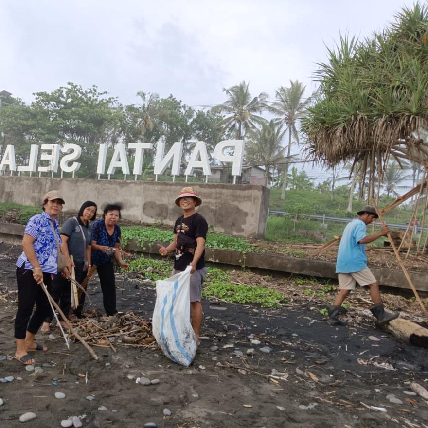 Bersih-bersih Kawasan RTH Pantai Selabih