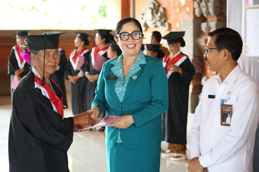 WISUDA SEKOLAH LANJUT USIA ( LANSIA ) DESA SELABIH